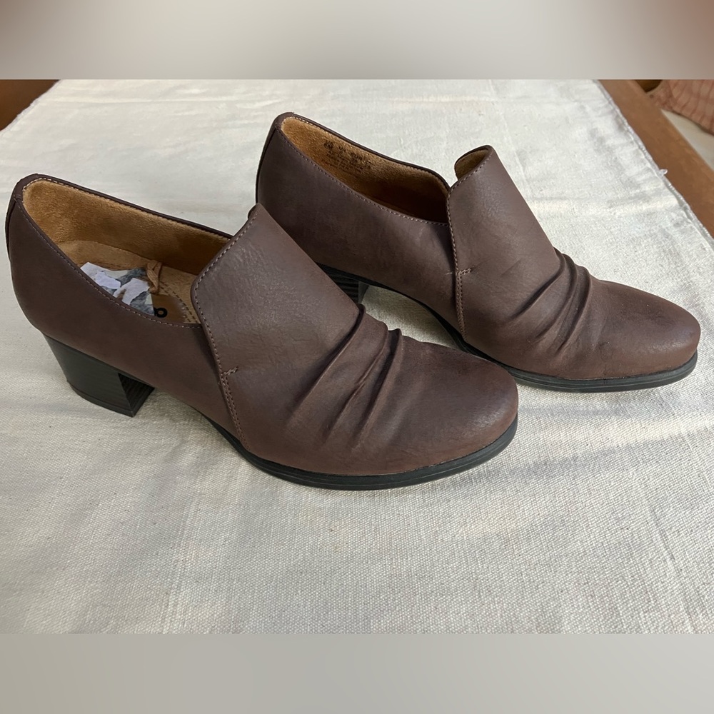 NaturalSoul Brown-Star style. 2” chunk heel. Never worn. Soft suedelike insides.